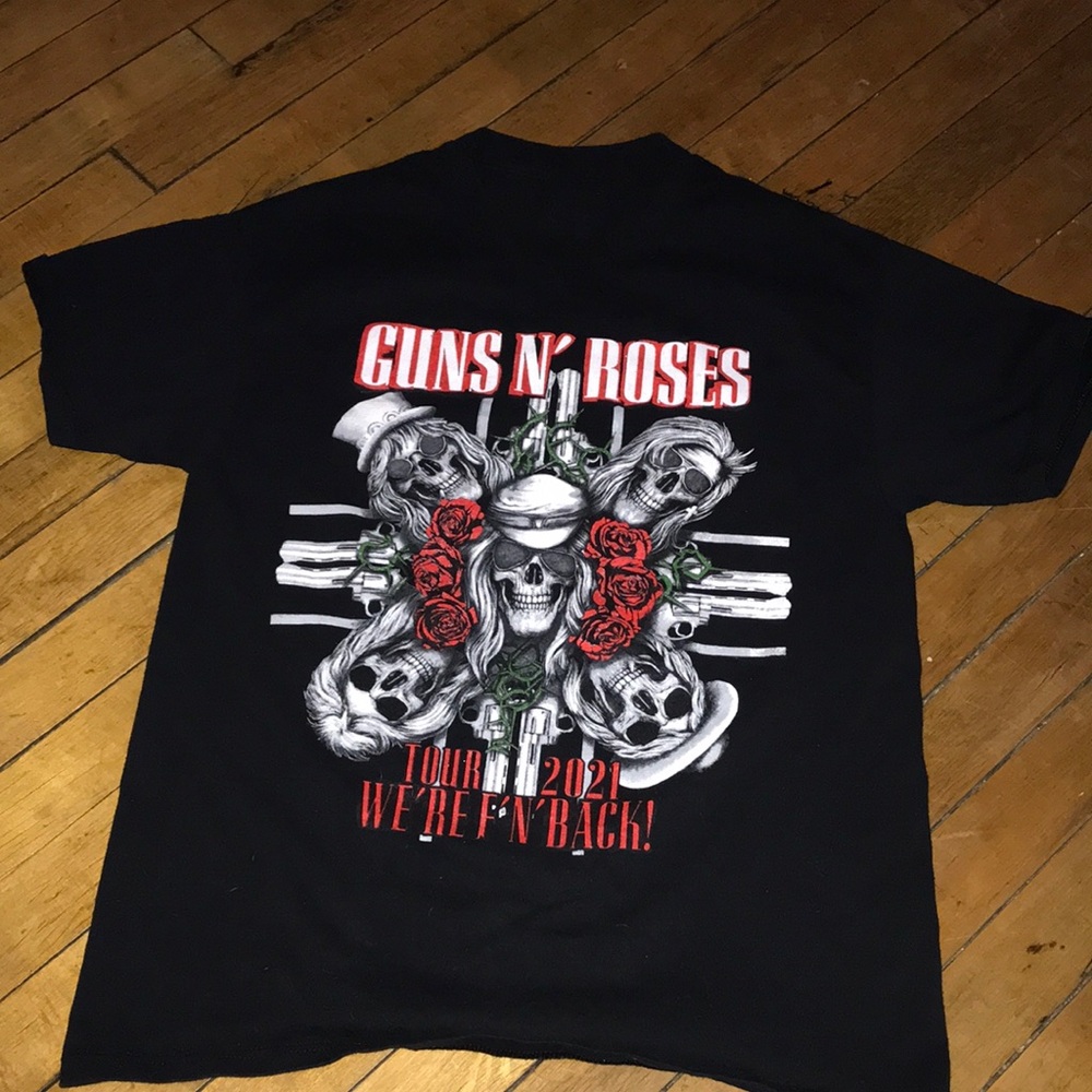 Guns N' Roses Black Short-Sleeve Tour Tee with Red Rose Accents - Picture 1 of 5